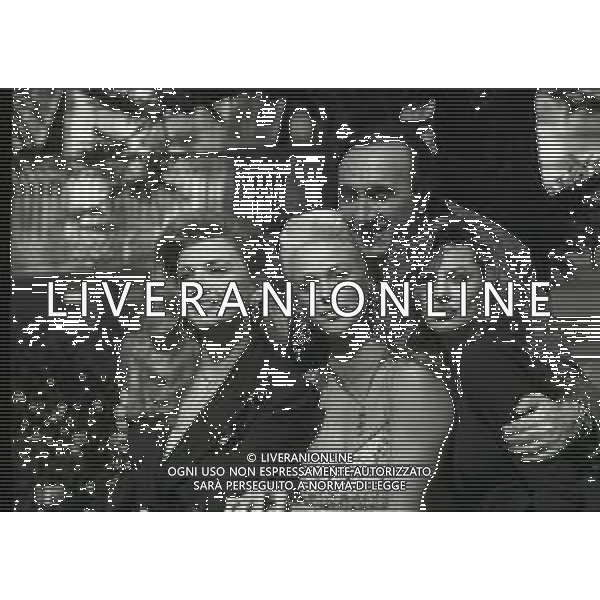RETROSPETTIVA PIPPO BAUDO PRESENTATORE TELEVISIVO NELLA FOTO PIPPO BAUDO ALLA PRESENTAZIONE DELLE VALLETTE DELLE SERATE DEL FESTIVAL DI SANREMO MILLY CARLUCCI-BRIGITTE NILSEN E ALBA PARIETTI NELL\'ANNO 1992 AG ALDO LIVERANI SAS  