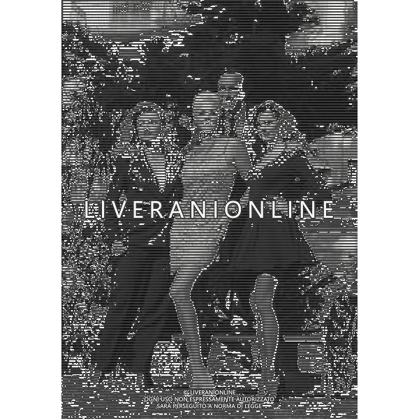 RETROSPETTIVA PIPPO BAUDO PRESENTATORE TELEVISIVO NELLA FOTO PIPPO BAUDO ALLA PRESENTAZIONE DELLE VALLETTE DELLE SERATE DEL FESTIVAL DI SANREMO MILLY CARLUCCI-BRIGITTE NILSEN E ALBA PARIETTI NELL\'ANNO 1992 AG ALDO LIVERANI SAS  