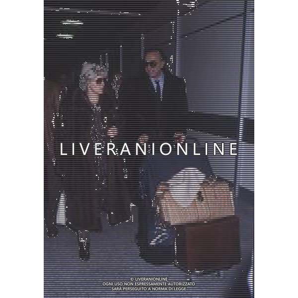 RETROSPETTIVA PIPPO BAUDO PRESENTATORE TELEVISIVO NELLA FOTO PIPPO BAUDO NELL\'ANNO 1986 A MILITELLO VAL DI CATANIA PER IL MATRIMONIO CON KATIA RICCIARELLI IL SUO ARRIVO IN AEROPORTO AG ALDO LIVERANI SAS 