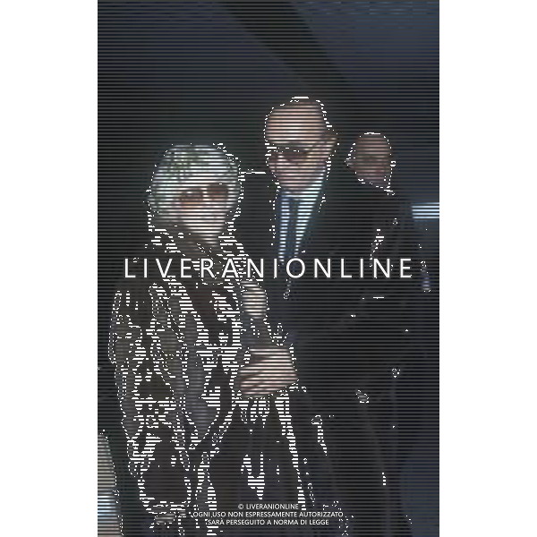 RETROSPETTIVA PIPPO BAUDO PRESENTATORE TELEVISIVO NELLA FOTO PIPPO BAUDO NELL\'ANNO 1986 A MILITELLO VAL DI CATANIA PER IL MATRIMONIO CON KATIA RICCIARELLI IL SUO ARRIVO IN AEROPORTO AG ALDO LIVERANI SAS 