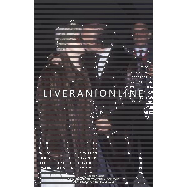 RETROSPETTIVA PIPPO BAUDO PRESENTATORE TELEVISIVO NELLA FOTO PIPPO BAUDO NELL\'ANNO 1986 A MILITELLO VAL DI CATANIA PER IL MATRIMONIO CON KATIA RICCIARELLI IL SUO ARRIVO IN AEROPORTO AG ALDO LIVERANI SAS 