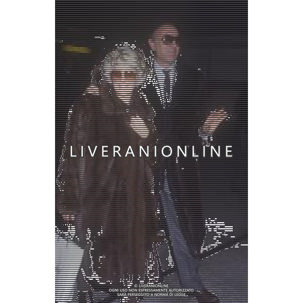 RETROSPETTIVA PIPPO BAUDO PRESENTATORE TELEVISIVO NELLA FOTO PIPPO BAUDO NELL\'ANNO 1986 A MILITELLO VAL DI CATANIA PER IL MATRIMONIO CON KATIA RICCIARELLI IL SUO ARRIVO IN AEROPORTO AG ALDO LIVERANI SAS 