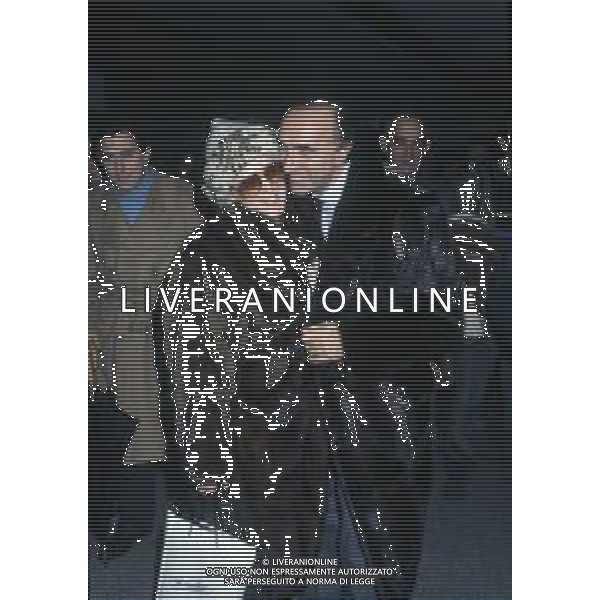 RETROSPETTIVA PIPPO BAUDO PRESENTATORE TELEVISIVO NELLA FOTO PIPPO BAUDO NELL\'ANNO 1986 A MILITELLO VAL DI CATANIA PER IL MATRIMONIO CON KATIA RICCIARELLI IL SUO ARRIVO IN AEROPORTO AG ALDO LIVERANI SAS 