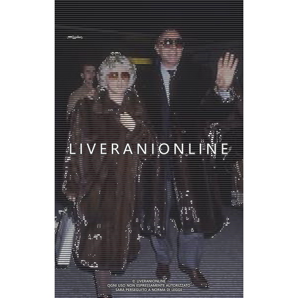 RETROSPETTIVA PIPPO BAUDO PRESENTATORE TELEVISIVO NELLA FOTO PIPPO BAUDO NELL\'ANNO 1986 A MILITELLO VAL DI CATANIA PER IL MATRIMONIO CON KATIA RICCIARELLI IL SUO ARRIVO IN AEROPORTO AG ALDO LIVERANI SAS 