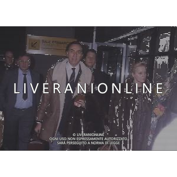 RETROSPETTIVA PIPPO BAUDO PRESENTATORE TELEVISIVO NELLA FOTO PIPPO BAUDO NELL\'ANNO 1986 A MILITELLO VAL DI CATANIA PER IL MATRIMONIO CON KATIA RICCIARELLI IL SUO ARRIVO IN AEROPORTO AG ALDO LIVERANI SAS 