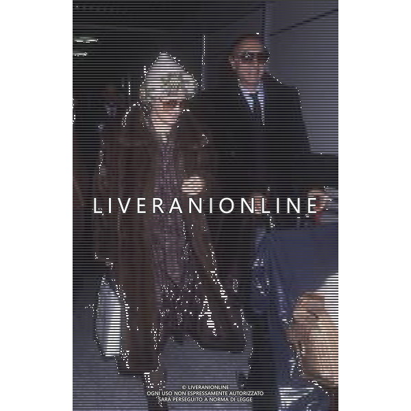 RETROSPETTIVA PIPPO BAUDO PRESENTATORE TELEVISIVO NELLA FOTO PIPPO BAUDO NELL\'ANNO 1986 A MILITELLO VAL DI CATANIA PER IL MATRIMONIO CON KATIA RICCIARELLI IL SUO ARRIVO IN AEROPORTO AG ALDO LIVERANI SAS 