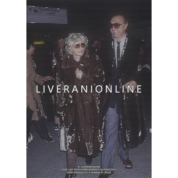RETROSPETTIVA PIPPO BAUDO PRESENTATORE TELEVISIVO NELLA FOTO PIPPO BAUDO NELL\'ANNO 1986 A MILITELLO VAL DI CATANIA PER IL MATRIMONIO CON KATIA RICCIARELLI IL SUO ARRIVO IN AEROPORTO AG ALDO LIVERANI SAS 