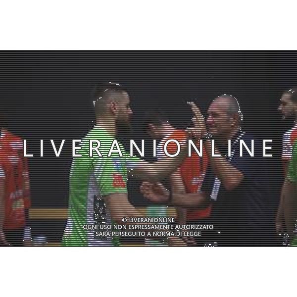 PALLAMANO ROMAGNA - BRIXEN BRESSANONE NELLA FOTO IL MISTER DELLA PALLAMANO ROMAGNA DOMENICO TASSINARI MENTRE SALUTA DAVIDE BULZAMINI ©SANNA/AGENZIA ALDO LIVERANI SAS