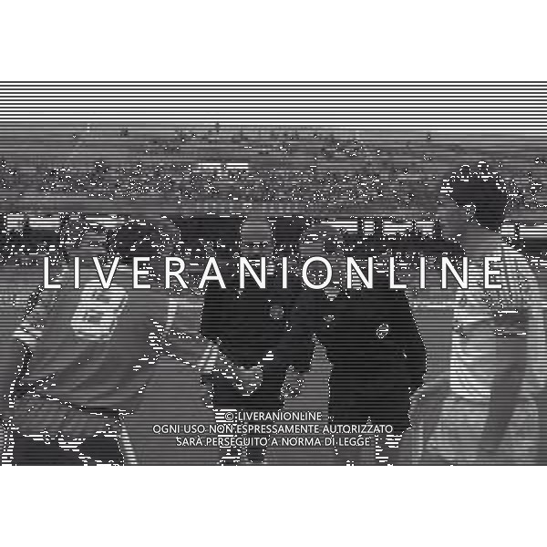 08-10-1989 MONZA-CAMPIONATO DI CALCIO SERIE B MONZA-PARMA 1-1 NELLA FOTO FULVIO SAINI E LORENZO MINOTTI SCAMBIO GAGLIARDETTI DAVANTI ALLA TERNA ARBITRALE AG ALDO LIVERANI SAS