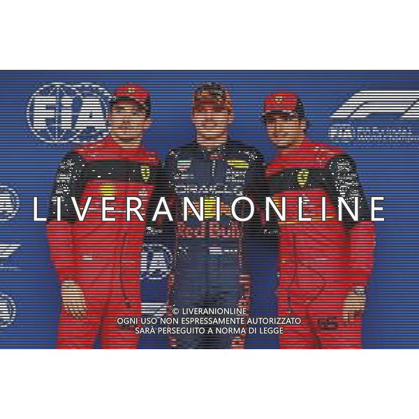 Qualifying top three in parc ferme (L to R): Charles Leclerc (MON) Ferrari, second; Max Verstappen (NLD) Red Bull Racing, pole position; Carlos Sainz Jr (ESP) Ferrari, third. 08.10.2022. Formula 1 World Championship, Rd 18, Japanese Grand Prix, Suzuka, Japan, Qualifying Day. - www.xpbimages.com, EMail: requests@xpbimages.com © Copyright: Batchelor / XPB Images/AGENZIA ALDO LIVERANI SAS - ITALY ONLY EDITORIAL USE ONLY