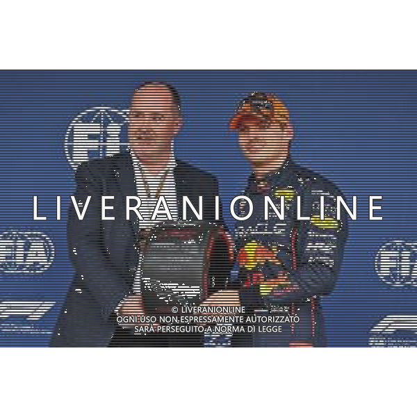 (L to R): Robert Reid (GBR) FIA Deputy President for Sport presents the Pirelli Pole Position Award to Max Verstappen (NLD) Red Bull Racing in qualifying parc ferme. 08.10.2022. Formula 1 World Championship, Rd 18, Japanese Grand Prix, Suzuka, Japan, Qualifying Day. - www.xpbimages.com, EMail: requests@xpbimages.com © Copyright: Batchelor / XPB Images/AGENZIA ALDO LIVERANI SAS - ITALY ONLY EDITORIAL USE ONLY