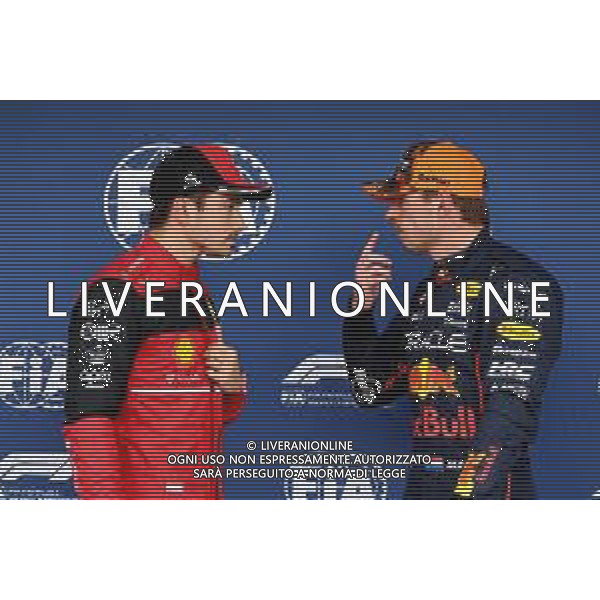 (L to R): Charles Leclerc (MON) Ferrari with Max Verstappen (NLD) Red Bull Racing in qualifying parc ferme. 08.10.2022. Formula 1 World Championship, Rd 18, Japanese Grand Prix, Suzuka, Japan, Qualifying Day. - www.xpbimages.com, EMail: requests@xpbimages.com © Copyright: Batchelor / XPB Images/AGENZIA ALDO LIVERANI SAS - ITALY ONLY EDITORIAL USE ONLY