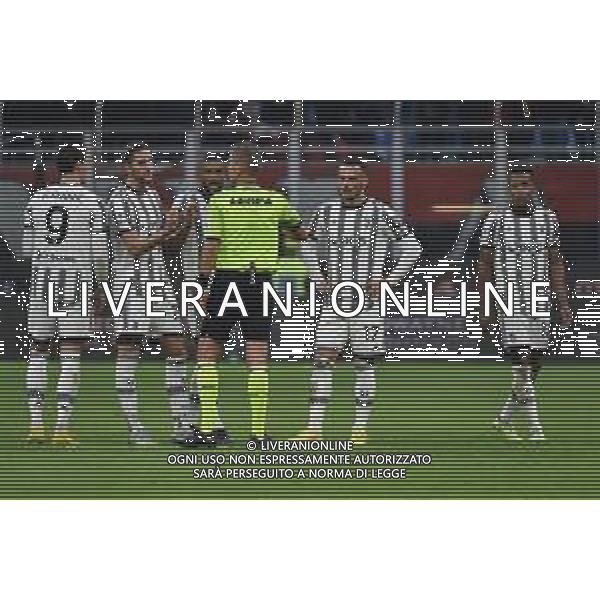 proteste Juventus con l\'arbitro Daniele Orsato di Schio (VI) dopo il gol dell\'1 a 0 Milan Milan vs Juventus Milano 08-10-2022 Stadio Giuseppe Meazza - San Siro Campionato Serie A TIM - 9a giornata foto Roberto Garavaglia/ag. Aldo Liverani sas/AGENZIA ALDO LIVERANI SAS