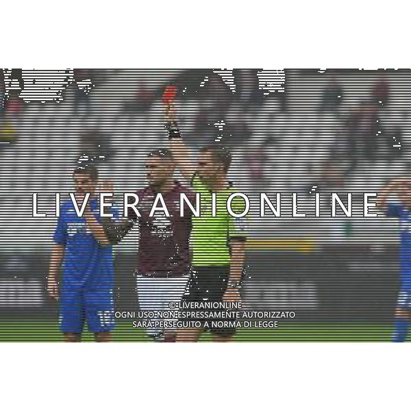 TVMV-Torino 09.10.2022 Stadio Grande Torino © Manuela Viganti/Agenzia Aldo Liverani Torino vs Empoli Campionato Calcio Serie A TIM 2022/2023 9a giornata Nella foto: L\'arbitro Forneau da il cartellino rosso diretto a Sanabria convertito in giallo dopo aver visto il var /AGENZIA ALDO LIVERANI SAS
