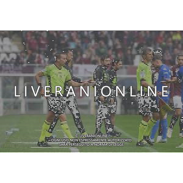 TVMV-Torino 09.10.2022 Stadio Grande Torino © Manuela Viganti/Agenzia Aldo Liverani Torino vs Empoli Campionato Calcio Serie A TIM 2022/2023 9a giornata Nella foto: L\'arbitro Forneau passa al giallo dopo aver visto al var per un rosso diretto dato a Sanabria /AGENZIA ALDO LIVERANI SAS