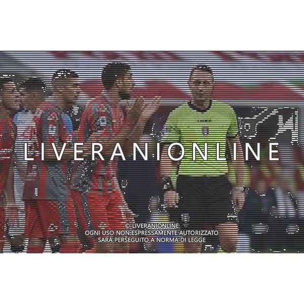 TVRG Cremonese vs Napoli nella foto proteste Cremonese con l\'arbitro Rosario Abisso di Palermo dopo il rigore assegnato al Napoli Cremona 09-10-2022 Stadio Giovanni Zini Campionato Serie A TIM - 9a giornata foto Roberto Garavaglia/ag. Aldo Liverani sas / AGENZIA ALDO LIVERANI SAS