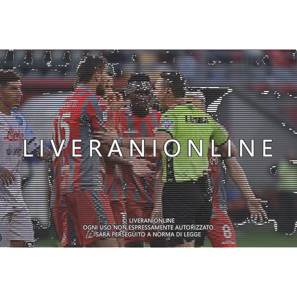 TVRG Cremonese vs Napoli nella foto proteste Cremonese con l\'arbitro Rosario Abisso di Palermo dopo il rigore assegnato al Napoli Cremona 09-10-2022 Stadio Giovanni Zini Campionato Serie A TIM - 9a giornata foto Roberto Garavaglia/ag. Aldo Liverani sas / AGENZIA ALDO LIVERANI SAS