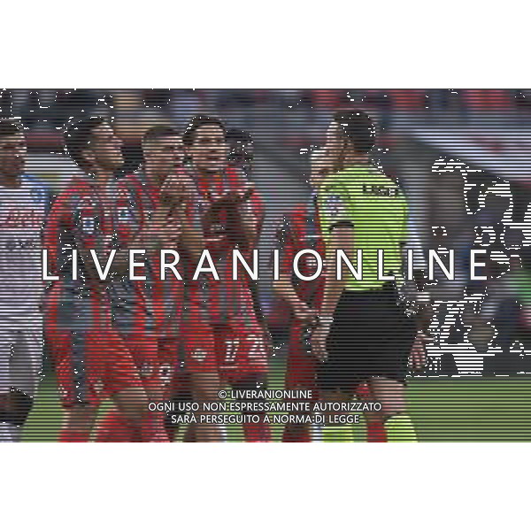 TVRG Cremonese vs Napoli nella foto proteste Cremonese con l\'arbitro Rosario Abisso di Palermo dopo il rigore assegnato al Napoli Cremona 09-10-2022 Stadio Giovanni Zini Campionato Serie A TIM - 9a giornata foto Roberto Garavaglia/ag. Aldo Liverani sas / AGENZIA ALDO LIVERANI SAS