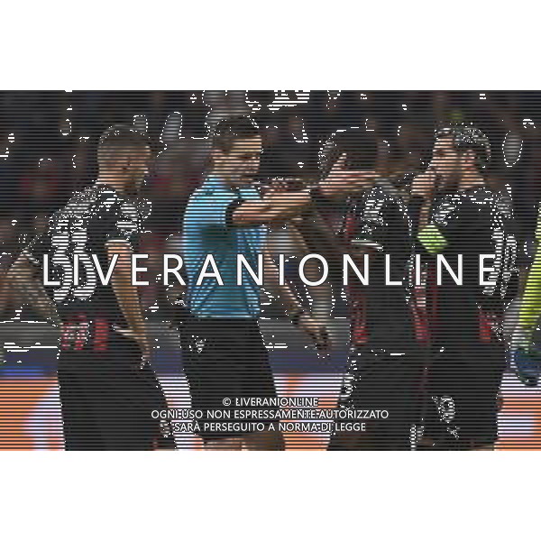 proteste Milan con l\'arbitro Daniel Siebert (GER) dopo l\'espulsione di Fikayo Tomori Milan vs Chelsea Milano 11-10-2022 Stadio Giuseppe Meazza - San Siro UEFA Champions League fase a gironi gruppo E - 4a giornata foto Roberto Garavaglia/ag. Aldo Liverani sas / AGENZIA ALDO LIVERANI SAS
