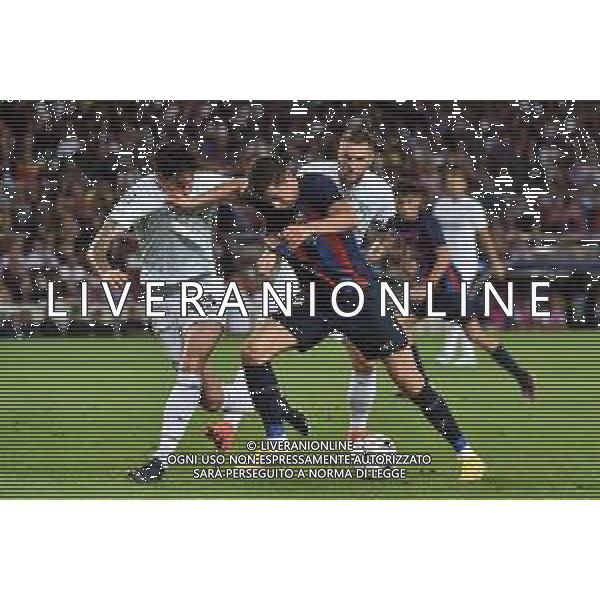 Robert Lewandowski (Barcellona) contro Alessandro Bastoni (Inter) e Milan Skriniar (Inter) Barcellona vs Inter Barcellona (SPA) 12-10-2022 Stadio Camp Nou UEFA Champions League fase a gironi gruppo C - 4a giornata foto Roberto Garavaglia/ag. Aldo Liverani sas / AGENZIA ALDO LIVERANI SAS