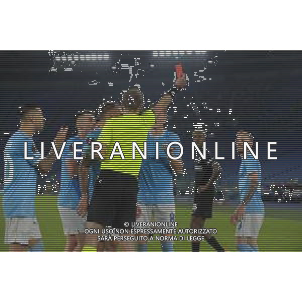 Lazio vs Sturm Graz Europa League - 4 Giornata Stadio Olimpico - Roma 13-10-2022 nella foto: l\'arbitro Stegemann estrae il cartellino rosso per l\'espulsione di manuel Lazzari ©Federico Gaetano / AGENZIA ALDO LIVERANI SAS