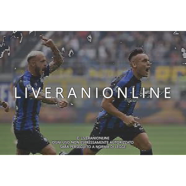 Lautaro Martinez (Inter) e Federico Dimarco (Inter) esultano dopo il gol dell\'1 a 0 Inter vs Salernitana Milano 16-10-2022 Stadio Giuseppe Meazza - San Siro Campionato Serie A TIM - 10a giornata foto Roberto Garavaglia/ag. Aldo Liverani sas / AGENZIA ALDO LIVERANI SAS
