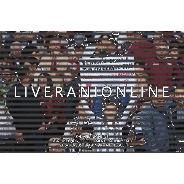 Torino 15.10.2022 Stadio Grande Torino ©Manuela Viganti/Agenzia Aldo Liverani Torino vs Juventus Campionato Calcio Serie A TIM 2022/2023 10a giornata Nella foto: piccola tifosa dusan vlahovic che a fine partita ha regalato la maglia ©AGENZIA ALDO LIVERANI SAS