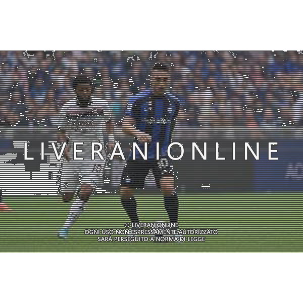 Lautaro Martinez (Inter) e sulla SX Tonny Vilhena (Salernitana) Inter vs Salernitana Milano 16-10-2022 Stadio Giuseppe Meazza - San Siro Campionato Serie A TIM - 10a giornata foto Roberto Garavaglia/ag. Aldo Liverani sas / AGENZIA ALDO LIVERANI SAS