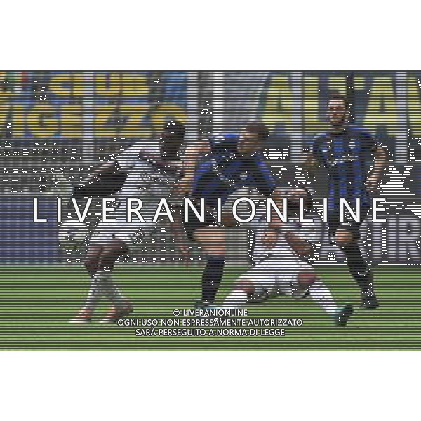 da SX Lassana Coulibaly (Salernitana), Edin Dzeko (Inter), Tonny Vilhena (Salernitana) e Hakan Calhanoglu (Inter) Inter vs Salernitana Milano 16-10-2022 Stadio Giuseppe Meazza - San Siro Campionato Serie A TIM - 10a giornata foto Roberto Garavaglia/ag. Aldo Liverani sas / AGENZIA ALDO LIVERANI SAS
