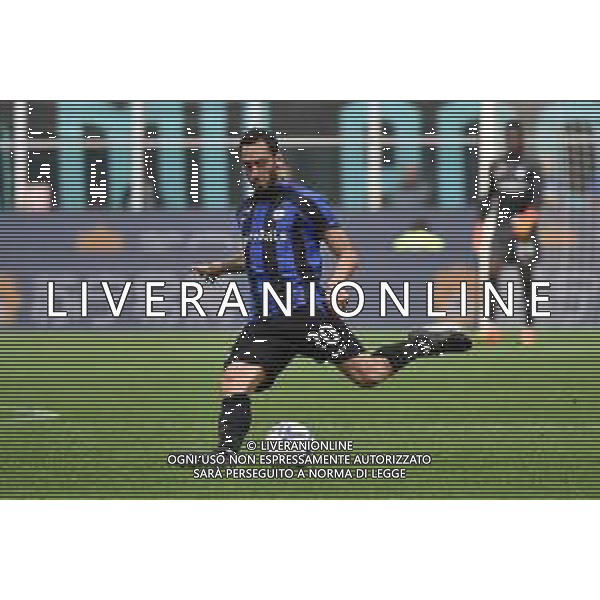 Hakan Calhanoglu (Inter) serve a Nicolo\' Barella (Inter) la palla per il gol del 2 a 0 Inter vs Salernitana Milano 16-10-2022 Stadio Giuseppe Meazza - San Siro Campionato Serie A TIM - 10a giornata foto Roberto Garavaglia/ag. Aldo Liverani sas / AGENZIA ALDO LIVERANI SAS