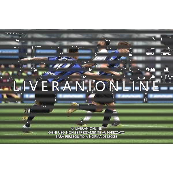 Nicolo\' Barella (Inter) e Lautaro Martinez (Inter) esultano dopo il gol del 2 a 0 Inter vs Salernitana Milano 16-10-2022 Stadio Giuseppe Meazza - San Siro Campionato Serie A TIM - 10a giornata foto Roberto Garavaglia/ag. Aldo Liverani sas / AGENZIA ALDO LIVERANI SAS