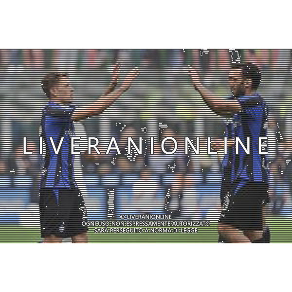 Nicolo\' Barella (Inter) e Hakan Calhanoglu (Inter) esultano dopo il gol del 2 a 0 Inter vs Salernitana Milano 16-10-2022 Stadio Giuseppe Meazza - San Siro Campionato Serie A TIM - 10a giornata foto Roberto Garavaglia/ag. Aldo Liverani sas / AGENZIA ALDO LIVERANI SAS