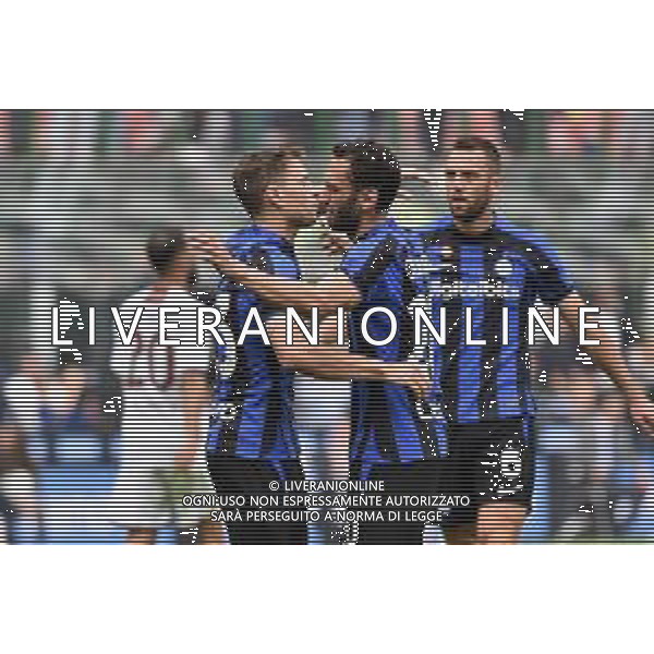Nicolo\' Barella (Inter) e Hakan Calhanoglu (Inter) esultano dopo il gol del 2 a 0 Inter vs Salernitana Milano 16-10-2022 Stadio Giuseppe Meazza - San Siro Campionato Serie A TIM - 10a giornata foto Roberto Garavaglia/ag. Aldo Liverani sas / AGENZIA ALDO LIVERANI SAS