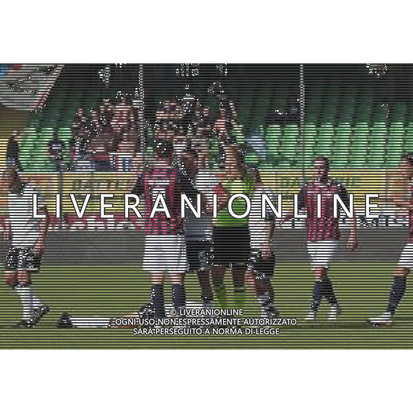 16-10-2022 CESENA - IMOLESE NELLA FOTO PASQUALE DE SARLO CHE VIENE PUNITO CON L\'ESPULSIONE - L\'ARBITRO CON IL CARTELLINO ROSSO ©SANNA / AGENZIA ALDO LIVERANI SAS