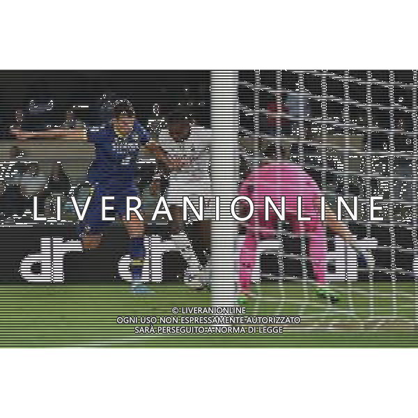 l\'azione di Rafael Leao (Milan) che ha portato all\'autorete di Miguel Veloso (Hellas Verona) per il gol dell\'1 a 0 Hellas Verona vs Milan Verona 16-10-2022 Stadio Marcantonio Bentegodi Campionato Serie A TIM - 10a giornata foto Roberto Garavaglia/ag. Aldo Liverani sas/ AGENZIA ALDO LIVERANI SAS