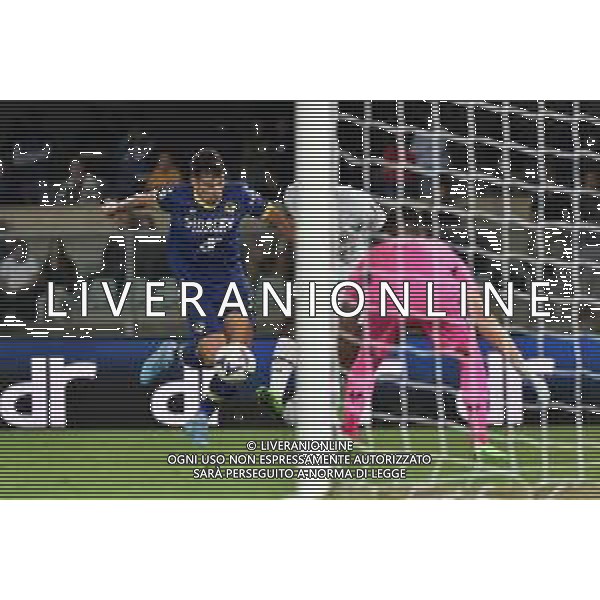 il tirto di Rafael Leao (Milan) deviato in poorta da Miguel Veloso (Hellas Verona) per il gol dell\'1 a 0 Hellas Verona vs Milan Verona 16-10-2022 Stadio Marcantonio Bentegodi Campionato Serie A TIM - 10a giornata foto Roberto Garavaglia/ag. Aldo Liverani sas/ AGENZIA ALDO LIVERANI SAS