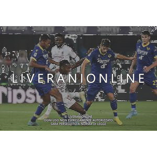 Rafael Leao (Milan) cade in area chiuso da Isak Hien (Hellas Verona) e Miguel Veloso (Hellas Verona) ma l\'arbitro Davide Massa di Imperia e il VAR lasciano giocare Hellas Verona vs Milan Verona 16-10-2022 Stadio Marcantonio Bentegodi Campionato Serie A TIM - 10a giornata foto Roberto Garavaglia/ag. Aldo Liverani sas/ AGENZIA ALDO LIVERANI SAS