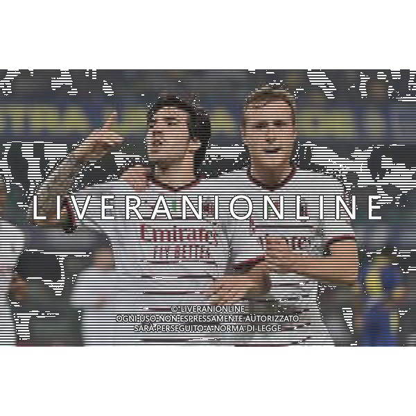 Sandro Tonali (Milan) SX e Tommaso Pobega (Milan) DX esultano dopo il gol del 2 a 1 Hellas Verona vs Milan Verona 16-10-2022 Stadio Marcantonio Bentegodi Campionato Serie A TIM - 10a giornata foto Roberto Garavaglia/ag. Aldo Liverani sas