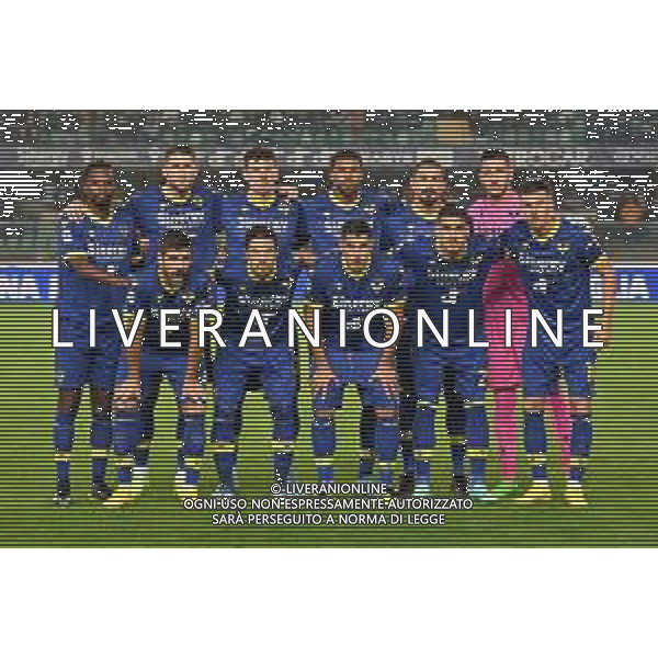 la formazione dell\'Hellas Verona, in poiedi da SX Adrien Fidele Tameze, Thomas Henry, Giangiacomo Magnani, Isak Hien, Koray Gunter e Lorenzo Montipo\'; in basso da SX Miguel Veloso, Simone Verdi, Davide Marco Faraoni, Fabio Depaoli e Ajdin Hrustic Hellas Verona vs Milan Verona 16-10-2022 Stadio Marcantonio Bentegodi Campionato Serie A TIM - 10a giornata foto Roberto Garavaglia/ag. Aldo Liverani sas