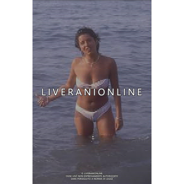 RETROSPETTIVA ANNA PETTINELLI CONDUTTRICE RADIOFONICA NELLA FOTO ANNA PETTINELLI AL MARE AG ALDO LIVERANI SAS  