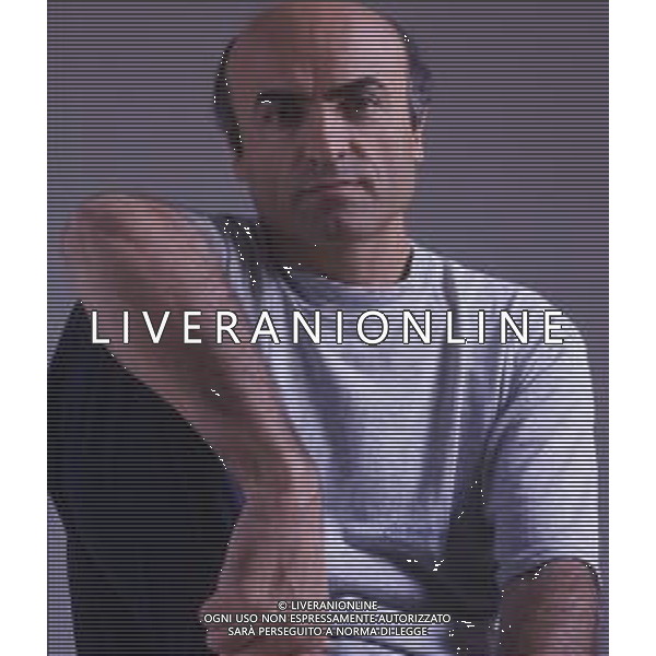 RETROSPETTIVA IVANO MARESCOTTI ATTORE E REGISTA TEATRALE NELLA FOTO IVANO MARESCOTTI IN SALA DI POSA NELL\'ANNO 2000 AG ALDO LIVERANI SAS