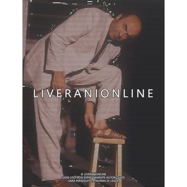 RETROSPETTIVA IVANO MARESCOTTI ATTORE E REGISTA TEATRALE NELLA FOTO IVANO MARESCOTTI IN SALA DI POSA NELL\'ANNO 2000 AG ALDO LIVERANI SAS