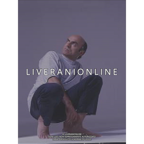 RETROSPETTIVA IVANO MARESCOTTI ATTORE E REGISTA TEATRALE NELLA FOTO IVANO MARESCOTTI IN SALA DI POSA NELL\'ANNO 2000 AG ALDO LIVERANI SAS