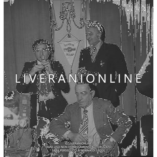 CARLO DAPPORTO ATTORE RETROSPETTIVA NELLA FOTO CON RITA PAVONE NELL\'ANNO 1977 A MILANO IN TERRAZZA MARTINI E TEDDY RENO ©Archivio Giovanni Liverani/ AG. ALDO LIVERANI SAS