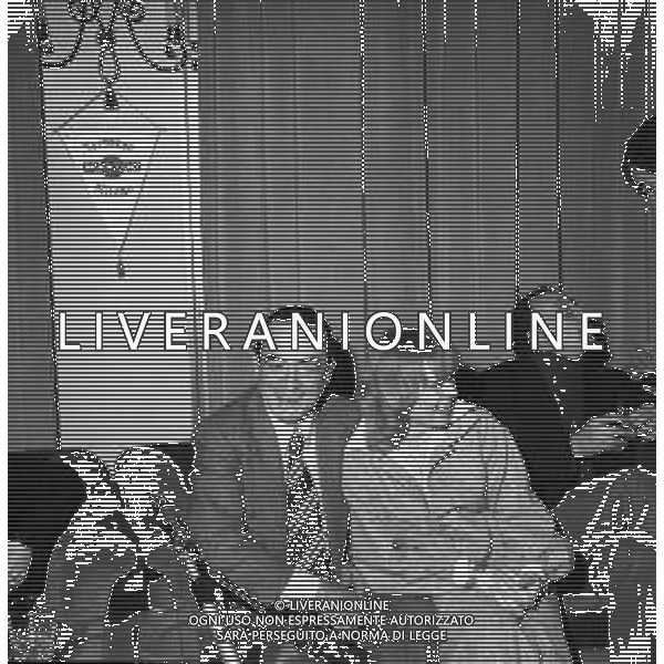 CARLO DAPPORTO ATTORE RETROSPETTIVA NELLA FOTO CON RITA PAVONE NELL\'ANNO 1977 A MILANO IN TERRAZZA MARTINI ©Archivio Giovanni Liverani/ AG. ALDO LIVERANI SAS