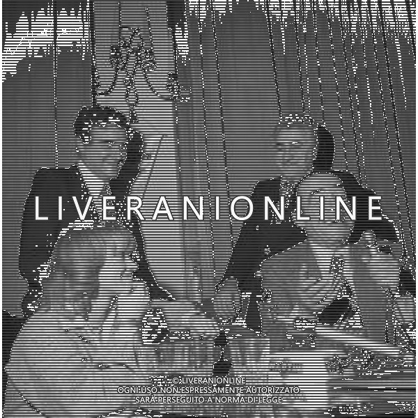 CARLO DAPPORTO ATTORE RETROSPETTIVA NELLA FOTO CON RITA PAVONE NELL\'ANNO 1977 A MILANO IN TERRAZZA MARTINI E TEDDY RENO ©Archivio Giovanni Liverani/ AG. ALDO LIVERANI SAS