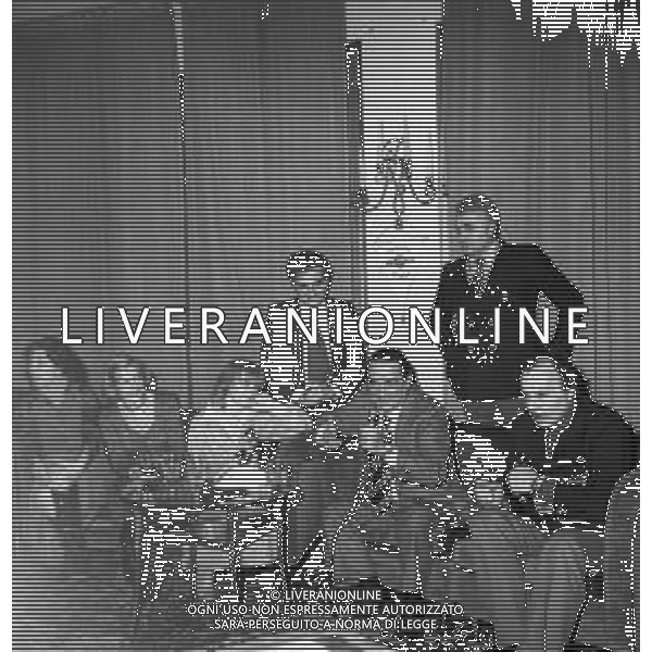 CARLO DAPPORTO ATTORE RETROSPETTIVA NELLA FOTO CON RITA PAVONE NELL\'ANNO 1977 A MILANO IN TERRAZZA MARTINI E TEDDY RENO ©Archivio Giovanni Liverani/ AG. ALDO LIVERANI SAS