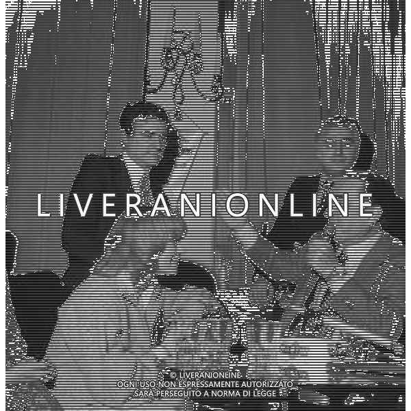 CARLO DAPPORTO ATTORE RETROSPETTIVA NELLA FOTO CON RITA PAVONE NELL\'ANNO 1977 A MILANO IN TERRAZZA MARTINI E TEDDY RENO ©Archivio Giovanni Liverani/ AG. ALDO LIVERANI SAS
