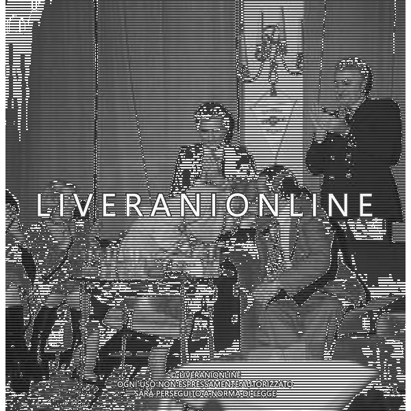CARLO DAPPORTO ATTORE RETROSPETTIVA NELLA FOTO CON RITA PAVONE NELL\'ANNO 1977 A MILANO IN TERRAZZA MARTINI E TEDDY RENO ©Archivio Giovanni Liverani/ AG. ALDO LIVERANI SAS