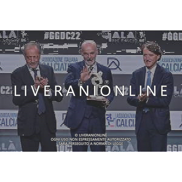 TVRG Stefano Pioli allenatore Milan premiato come miglior allenatore, a SX Renzo Ulivieri e a DX Roberto Mancini Rho (MI) 17-10-2022 Gran Gala del Calcio 2022, l\'appuntamento organizzato dall\'AIC Associazione Italiana Calciatori e quest\'anno condotto da Federica Masolin e Raul Cremona nella location di Rho FieraMilano foto Roberto Garavaglia/ag. Aldo Liverani sas /AGENZIA ALDO LIVERANI SAS